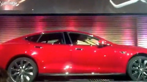 Tesla 推出 Model S 90 秒换电池